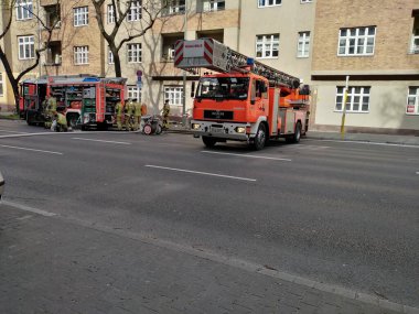 Berlin, Almanya - 18 Mart 2020: Alman merdiven itfaiye kamyonları. 112, yangın ve tıbbi acil durum için ücretsiz aranabilecek tek Avrupa numarasıdır.