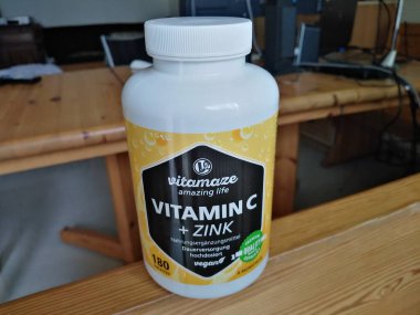 Berlin, Almanya - 19 Mart 2020: Vitamaze 'den C + çinko hapları