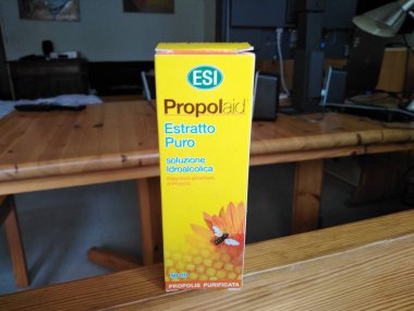 Berlin, Almanya - 19 Mart 2020: Esi Propolaid İtalyan balzamik şurubu, propolis özünden üretilen diyet takviyesi temel nane yağı içeren alkolsüz bir çözelti