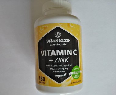 Berlin, Almanya - 19 Mart 2020: Vitamaze 'den C + çinko hapları