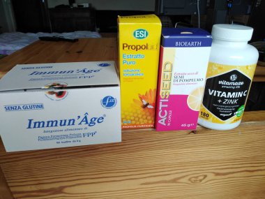 Berlin, Almanya - 19 Mart 2020: Esi Propolaid propolis özü, ActiSeed greyfurt tohum özü kapsülleri, Vitamaze 'den C + çinko hapları, Immun' Age sachets, FPP (Fermente Papaya Preparation))