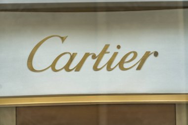Bari, İtalya - 4 Şubat 2020: Cartier mağaza tabelası. Socit Cartier, Fransız lüks mal holdingi. Şirket mücevher ve saat tasarlar, üretir, dağıtır ve satar.