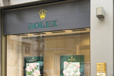 Bari, İtalya - 4 Şubat 2020: İsviçreli saatçi Rolex bir mağazanın önünde imza attı. Rolex yüksek kaliteli, lüks kol saati üreticisi.