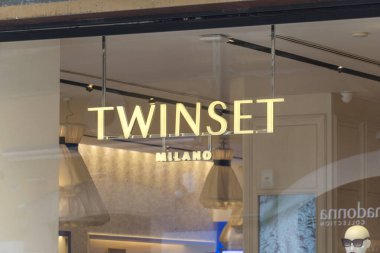 Bari, İtalya - 4 Şubat 2020 Twinset Milano mağazası. Simona Barbieri 'nin TwinSet' i Modena merkezli İtalyan giyim markası.