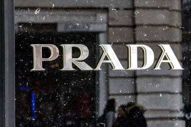 Bari, İtalya - 4 Şubat 2020: Prada mağazasının dışı. Prada S.P.A., deri çantalar, seyahat aksesuarları, ayakkabılar, hazır giyim ve parfümler konusunda uzmanlaşmış bir İtalyan lüks moda evi.