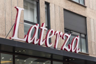 Bari, İtalya - 4 Şubat 2020: Laterza kitapçı tabelası