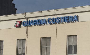 Bari, İtalya - 4 Şubat 2020: İtalyan Guardia costiera, Liman Kaptanları Kolordusu, Altyapı ve Ulaştırma Bakanlığı kontrolü altındaki İtalyan Donanması 'nın bir parçası.