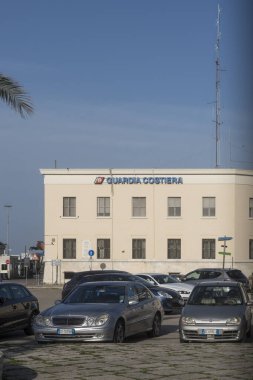 Bari, İtalya - 4 Şubat 2020: İtalyan Guardia costiera, Liman Kaptanları Kolordusu, Altyapı ve Ulaştırma Bakanlığı kontrolü altındaki İtalyan Donanması 'nın bir parçası.