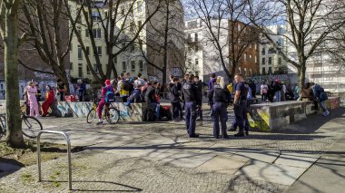 Berlin, Almanya - 16 Mart 2020: Alman polisi, Corona Partisi olarak adlandırılan ve okulun kapanmasını kutlamak için parkta toplanan öğrencilerin Corona Partisini dağıttı.