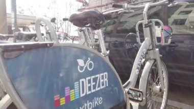 Berlin, Almanya - 22 Mart 2020: Kamu bisiklet paylaşım sistemleri geliştiren ve işleten bir Alman firması olan Deezer Nextbike 'tan bisikletler