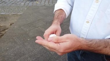 Koronavirüs ya da Corona Virüsü Hastalığı 'na karşı antibakteriyel el dezenfektan jel kullanan insan elleri (Covid-19)