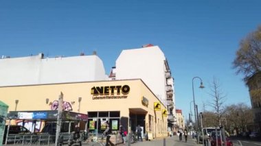 Berlin, Almanya - 11 Şubat 2019: Netto 'nun dışı indirimli süpermarket binası. Netto, Salling Group 'a ait bir Danimarka indirimli süpermarkettir.