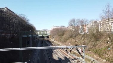 Berlin, Almanya - 23 Mart 2020: Tren istasyonu ve boş tren yolları
