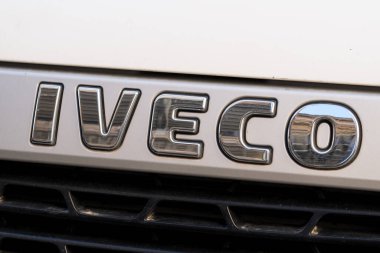Roma, İtalya - 10 Mart 2017: Iveco logosu. Endüstriyel Araç Şirketi 'nin kısaltması olan Iveco, İtalyan bir sanayi aracı, ticari kamyon, parça ve dizel motor üreticisi.