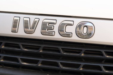 Roma, İtalya - 10 Mart 2017: Iveco logosu. Endüstriyel Araç Şirketi 'nin kısaltması olan Iveco, İtalyan bir sanayi aracı, ticari kamyon, parça ve dizel motor üreticisi.