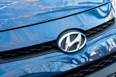 Berlin, Almanya: 10 Mart 2017: Mavi parlak arabanın Honda logosu. Ön manzara. Honda Motor Co., Ltd. ilk olarak otomobil, uçak, motosiklet ve güç ekipmanları üreticisi olarak bilinen bir Japon kamu çok uluslu şirketidir.