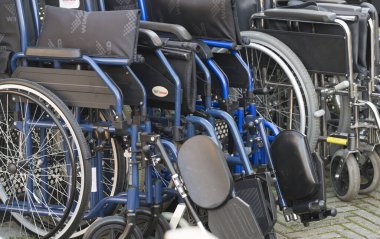 Hastane koğuşunda tekerlekli sandalyeler