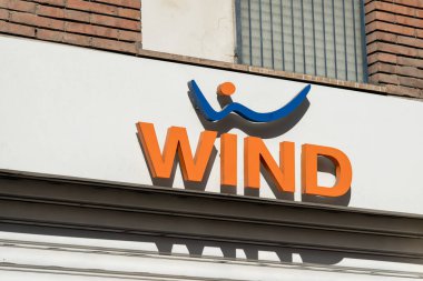 Roma, İtalya - 11 Mart 2017: Rüzgar mağazası önü. 1997 yılında kurulan Wind Telecomunicazioni SpA (ayrıca Rüzgar İtalya olarak da bilinir), entegre mobil, sabit ve İnternet hizmetleri sunan İtalyan telekom operatörü.