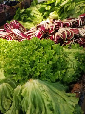 Marketteki taze sebzeler: Kızarmış salata, marul ve turşu.