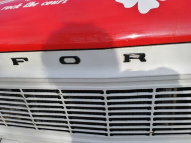 Berlin, Almanya - 12 Mart 2017: Kırmızı Ford Mustang araba ön görünümü. Ford Mustang Ford tarafından üretilen bir Amerikan otomobili.