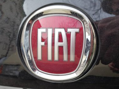 Berlin, Almanya - 13 Mart 2017 Fiat amblemi. Fiat, İtalya 'nın 1899 yılında Torino' da kurulan en büyük otomobil üreticisi. Fiat logosu baştan beri Fabbrica Italiana Automobili Torino anlamına gelen F-I-A-T alfabesine sahipti.