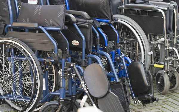 Αναπηρικά Καροτσάκια Στο Θάλαμο Του Νοσοκομείου — Φωτογραφία Αρχείου