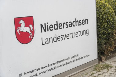 Berlin, Almanya - 31 Mart 2020: Niedersachsen Landesvertretung İşareti, Aşağı Saksonya Eyaleti Temsilcisi Almanca