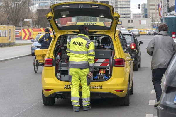 Berlin, Almanya - 31 Mart 2020: Adac Straenwacht. ADAC (Genel Alman Otomobil Kulübü), başı dertte olan sürücülere yardım eden sarı arabalardaki mobil mekanik araçlarla çalışır - Sarı Melekler