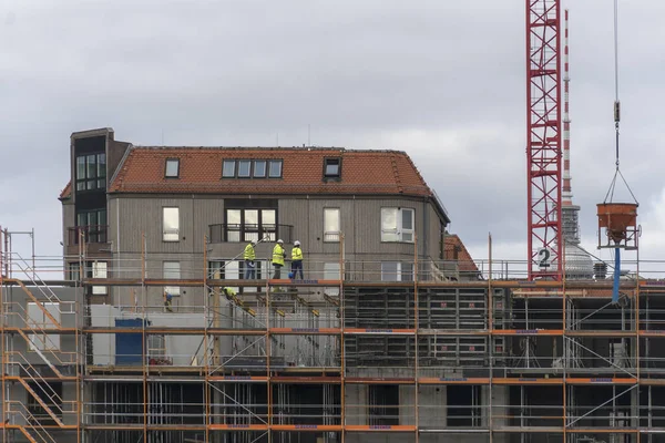 德国柏林 2020年3月31日 无法辨认的建筑工人在脚手架上工作 — 图库照片