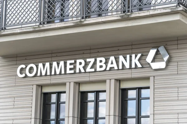 Berlin, Almanya - 31 Mart 2020: Commerzbank şubesi. Commerzbank AG, Almanya 'nın en büyük bankalarından biridir ve ticari bankacılık, perakende bankacılık ve ipotek sektöründe faaliyet göstermektedir.