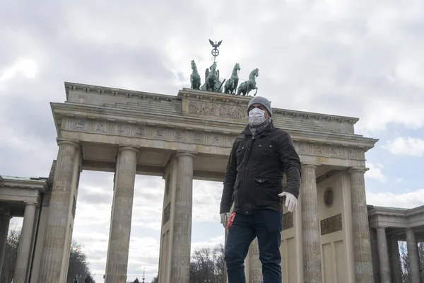 Tourist Mit Medizinischer Schutzmaske Und Handschuhen Posiert Während Der Sperrung — Stockfoto