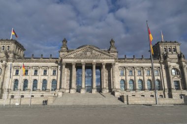 Berlin Reichstag binasının ön cephesi, eski Knigsplatz Platz 'dan, COVID-19' un yayılması nedeniyle şehrin kapatılması sırasında görüldü.