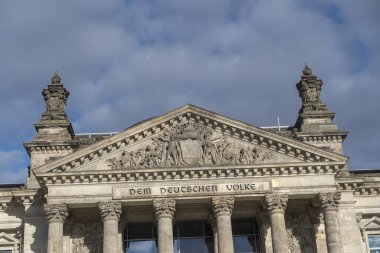 Berlin 'in Reichstag Binası' nın (Bundestag) Pediment 'i Alman halkına hitaben Dem Deutschen Volke' ye ithaf edilmiştir.