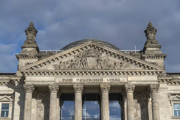 柏林Reichstag大楼 Bundestag 的石灰 上面铭刻着德国人民对德国人民的奉献 — 图库照片