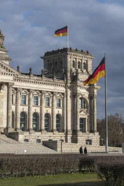 Alman parlamentosunun merkezi Berlin Bundestag Reichstag ya da Bundestag 'ın dışında dalgalanan Alman bayrağı