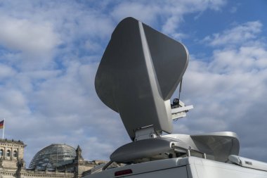 Berlin, Almanya - 31 Mart 2020: Berlin Reichstag binasının dışındaki uydu çanağı ve mobil anten sistemi COVID-19 yayılması nedeniyle kapatıldı