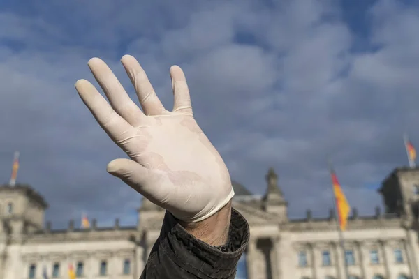 Ruka Latexovou Rukavicí Jak Loučí Německým Bundestagem Berlíně Selektivní Zaměření — Stock fotografie