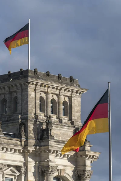 德国议会所在地柏林联邦议院或联邦议院外飘扬的德国国旗 — 图库照片