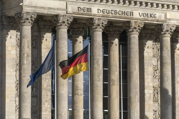 Deutsche Flagge Weht Vor Dem Reichstag Oder Bundestag Sitz Des — Stockfoto