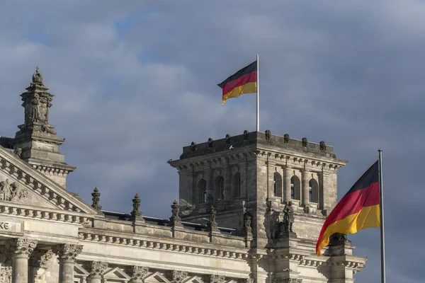 德国议会所在地柏林联邦议院或联邦议院外飘扬的德国国旗 — 图库照片