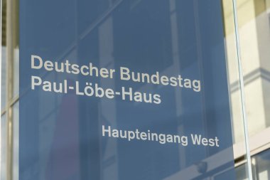 Berlin, Almanya - 31 Mart 2020: Paul Loebe Binası 'nın İşareti, Alman Paul-Lbe-Haus, Berlin' de Reichstag 'ın yanındaki yasama binası