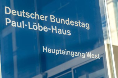 Berlin, Almanya - 31 Mart 2020: Paul Loebe Binası 'nın İşareti, Alman Paul-Lbe-Haus, Berlin' de Reichstag 'ın yanındaki yasama binası