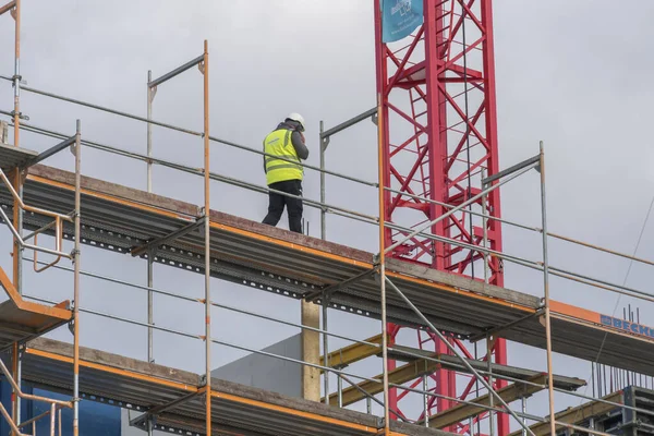 德国柏林 2020年3月31日 无法辨认的建筑工人用手机在脚手架上来回走动 — 图库照片