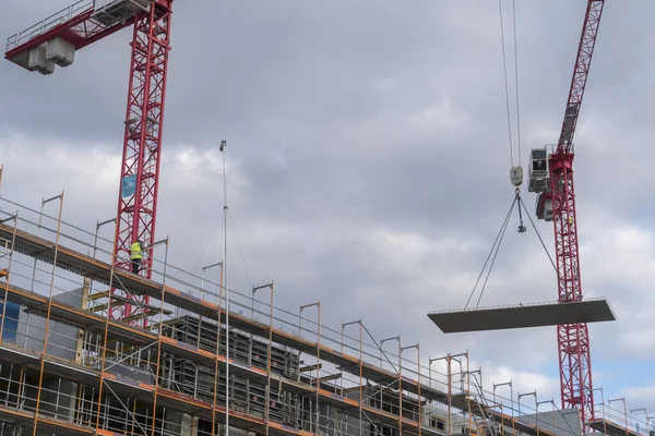 德国柏林 2020年3月31日 无法辨认的建筑工人在高脚手架上工作 — 图库照片