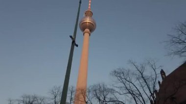 Berlin Fernsehturm, aşağıdan televizyon kulesi. Berlin-Mitte 'deki Alexanderplatz yakınlarında 1965 ve 1969 yılları arasında Alman Demokratik Cumhuriyeti hükümeti tarafından inşa edilmiştir.