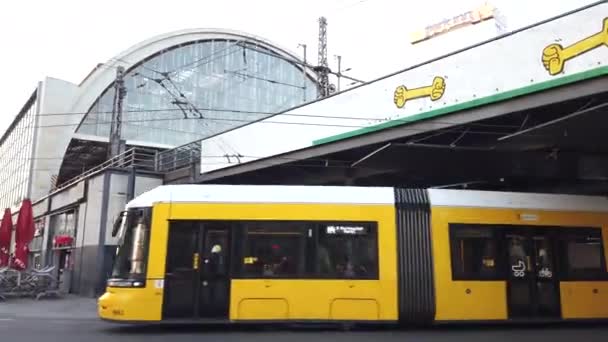 Βερολίνο Γερμανία Απριλίου 2020 Κίτρινο Τραμ Bvg Στην Alexanderplatz Δίκτυο — Αρχείο Βίντεο