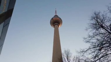 Berlin Fernsehturm, aşağıdan televizyon kulesi. Berlin-Mitte 'deki Alexanderplatz yakınlarında 1965 ve 1969 yılları arasında Alman Demokratik Cumhuriyeti hükümeti tarafından inşa edilmiştir.