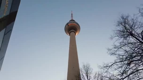 Berlin Fernsehturm Torre Televisiva Dal Basso Vicino Alexanderplatz Berlino Mitte — Video Stock