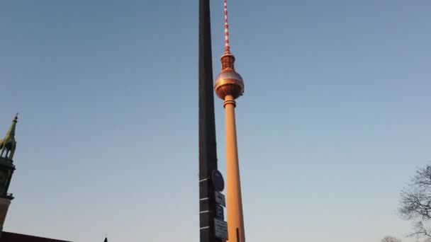 Berliner Fernsehturm Lub Fernsehturm Berlin Dzwonnica Kościoła Mariackiego — Wideo stockowe