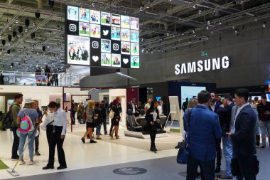 Berlin, Almanya - 10 Eylül 2019: IFA veya Uluslararası Funkausstellung, tüketici elektroniği ve ev aletleri fuarı sırasında sergilenen yerlerde dolaşan insanlar